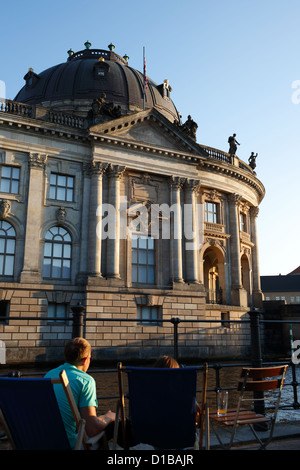 Berlin, Allemagne, les touristes s'asseoir dans des chaises longues donnant sur le Musée de Bode Banque D'Images