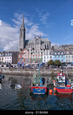 Paysage portuaire avec la cathédrale catholique de Saint-Colman, en arrière-plan Cobb Irlande Banque D'Images