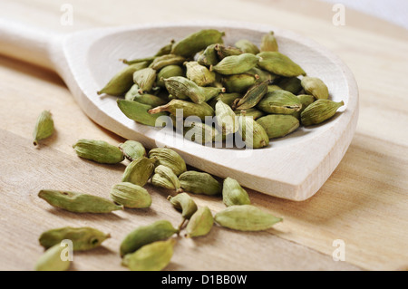 Cardamomes vertes sur fond de bois closeup Banque D'Images