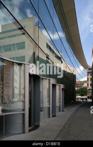 Nuremberg, Allemagne, reflet dans la façade en verre du Nouveau Musée Banque D'Images