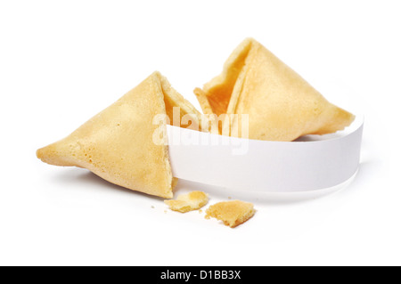 Broken fortune cookies avec slip blanc isolé sur fond blanc Banque D'Images