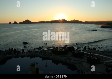 Silhouettes des invités à Mona Lisa Hôtel resort, Cabo San Lucas, Mexique, au coucher du soleil sur Land's end et la mer de Cortez Banque D'Images