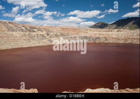 L'eau décolorée du Berkeley Pit à Butte, Montana. L'eau est contaminée par les minéraux contenus dans l'exploitation minière à ciel ouvert. Banque D'Images