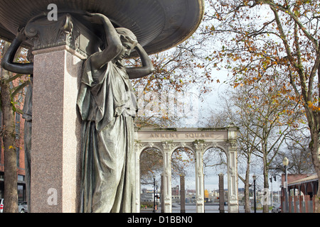 Skidmore Fontaine avec femme en bronze sculpture de Ankeny Square Oldtown Portland Oregon circa 1888 Banque D'Images