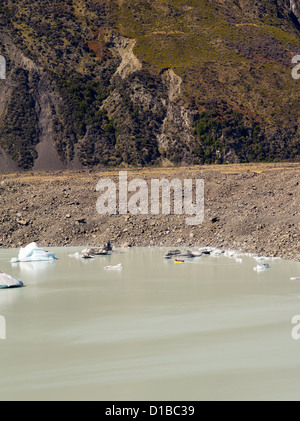 Vue sur le glacier de Tasman et le lac bleu avec les plaisanciers et les touristes, parc Aoraki/Mt. Cook, Nouvelle-Zélande Banque D'Images