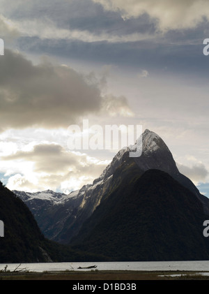 Vue du coucher de la Mitre Peak depuis Milford Sound ; Parc National de Fiordland, Nouvelle-Zélande Banque D'Images