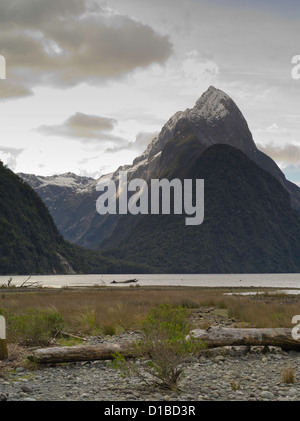 Faible angle de vue de la Mitre Peak au coucher du soleil de Milford Sound ; Parc National de Fiordland, Nouvelle-Zélande Banque D'Images