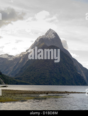 Vue sur le pic Mitre de Milford Sound ; Parc National de Fiordland, Nouvelle-Zélande Banque D'Images