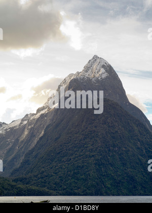 Vue sur le pic Mitre de Milford Sound ; Parc National de Fiordland, Nouvelle-Zélande Banque D'Images