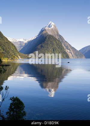 Vue dégagée sur le pic Mitre de Milford Sound ; Parc National de Fiordland, Nouvelle-Zélande Banque D'Images