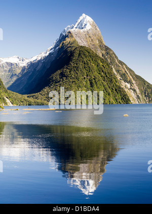 Vue dégagée sur le pic Mitre de Milford Sound ; Parc National de Fiordland, Nouvelle-Zélande Banque D'Images