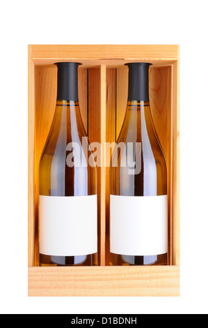 Deux bouteilles de vin blanc dans un cadeau en bois, cas isolé sur blanc. Format vertical. Banque D'Images