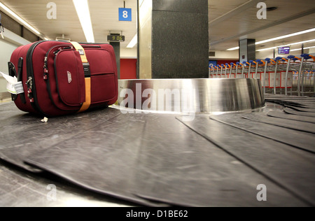 Paris, France, la valise sur une courroie de convoyeur dans le terminal de l'aéroport d'Orly, Banque D'Images