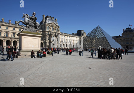 Paris, France, le Louvre pyramide de verre Richelieufluegel Banque D'Images