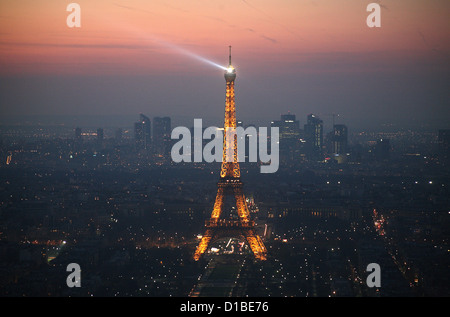 Paris, France, la tour Eiffel la nuit Banque D'Images