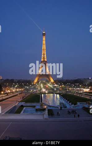 Paris, France, la tour Eiffel la nuit Banque D'Images