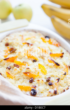 Pudding caillé de banane et fruits secs, close-up Banque D'Images