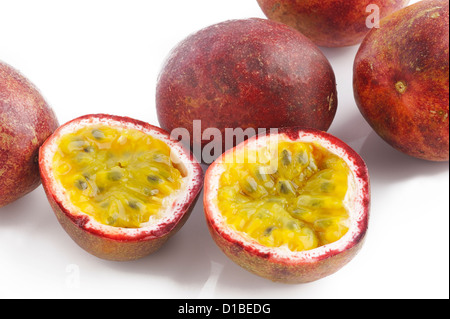 Fruit de la passion isolé sur fond blanc Banque D'Images