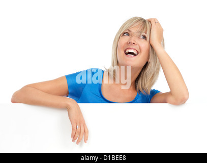Portrait of a young smiling blonde woman daydreaming avec expression. Isolé sur fond blanc. Banque D'Images