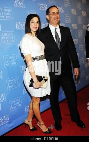 Jessica Seinfeld, Jerry Seinfeld aux arrivées de changement commence dans le gala-bénéfice au profit de la Fondation David Lynch, Frederick P. Rose Hall, Jazz at Lincoln Center, New York, NY Le 13 décembre 2012. Photo par : Desiree Navarro/Everett Collection/Alamy live news. USA. Banque D'Images