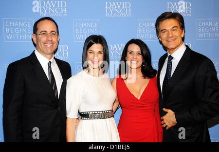 Jerry Seinfeld, Jessica Seinfeld, Liz Oz, Le Dr Mehmet Oz aux arrivées de changement commence dans le gala-bénéfice au profit de la Fondation David Lynch, Frederick P. Rose Hall, Jazz at Lincoln Center, New York, NY Le 13 décembre 2012. Photo par : Desiree Navarro/Everett Collection/Alamy live news. USA. Banque D'Images