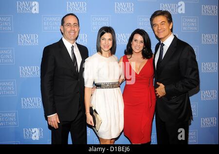 Jerry Seinfeld, Jessica Seinfeld, Liz Oz, Le Dr Mehmet Oz aux arrivées de changement commence dans le gala-bénéfice au profit de la Fondation David Lynch, Frederick P. Rose Hall, Jazz at Lincoln Center, New York, NY Le 13 décembre 2012. Photo par : Desiree Navarro/Everett Collection/Alamy live news. USA. Banque D'Images