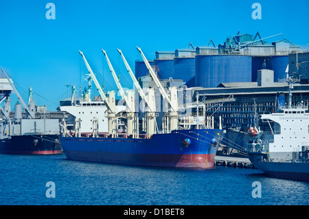 Navire sous chargement en port Donghae, Corée. Banque D'Images