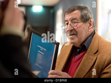 Prix Nobel de littérature Günter Grass (R) reçoit le prix européen de l'année 2012' à Guenter Grass Haus à Luebeck, Allemagne, le 13 décembre 2012. Le Mouvement européen danois nommé comme l'herbe de l'Année européenne 2012. Merkel et Barroso ont également reçu le prix par le passé. Photo : CHRISTIAN CHARISIUS Banque D'Images