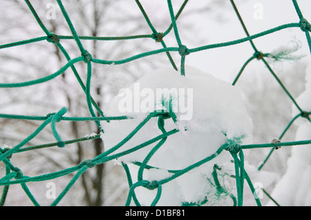 Hors-saison dans le football, football objectif profil dans la neige Banque D'Images