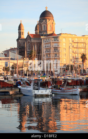 La ville de Saint-raphaël et de la Cathédrale Notre Dame l'église de style byzantin Victoire Banque D'Images