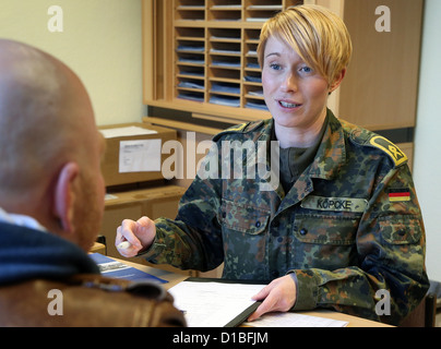 Le premier maître de l'Inga Koepcke parle avec Florian Krueger sur les travaux possibles en tant que soldat régulier au centre de carrière des Forces armées allemandes à Schwerin, Allemagne, le 12 décembre 2012. Le nouveau centre de carrière ouvre officiellement le 13 décembre 2012. Photo : Bernd Wuestneck Banque D'Images