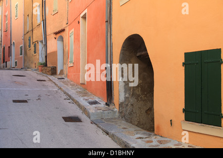 Rue typique dans le village de Bormes les Mimosas, Banque D'Images