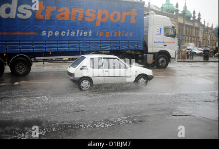 Brighton Sussex UK 14 décembre 2012 - Les véhicules roulent à travers l'inondation des rues dans le centre de Brighton, ce matin au cours de la pluie Banque D'Images