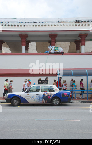 Taxi en face de Temple Sri Mariamman, marche avec les touristes de Singapour, en Asie du sud-est. Banque D'Images