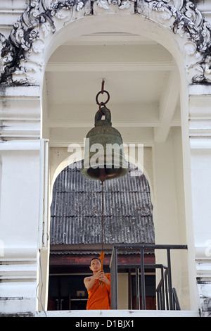 Le moine bouddhiste cloche qui sonne au coucher du soleil au Wat Chedi Luang temple, Chiang Mai, Thaïlande Banque D'Images