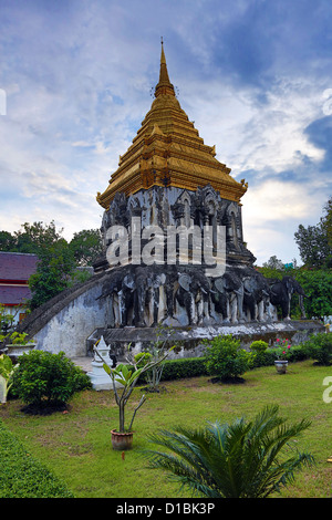 Le Chedi décoré d'éléphants en Wat Chiang Man, le plus vieux temple de Chiang Mai, Thaïlande Banque D'Images