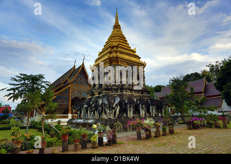 Le Chedi décoré d'éléphants en Wat Chiang Man, le plus vieux temple de Chiang Mai, Thaïlande Banque D'Images