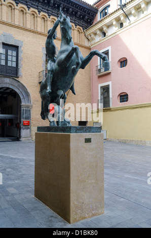 Sculpture cheval en face de Pablo Gargallo museum à San Felipe square à Saragosse, Aragon, Espagne Banque D'Images