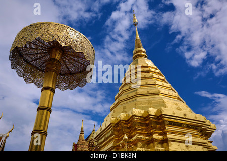 Au Wat Chedi doré Prathat Doi Suthep temple, Chiang Mai, Thaïlande Banque D'Images