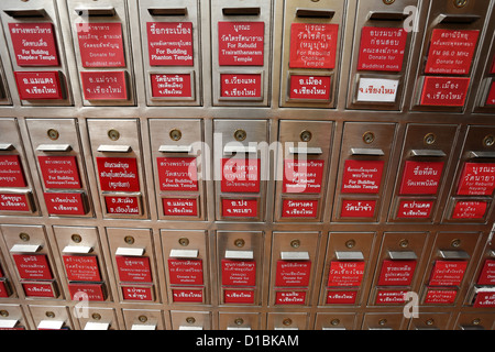 Des boîtes de dons pour les dons au Wat Prathat Doi Suthep temple, Chiang Mai, Thaïlande Banque D'Images