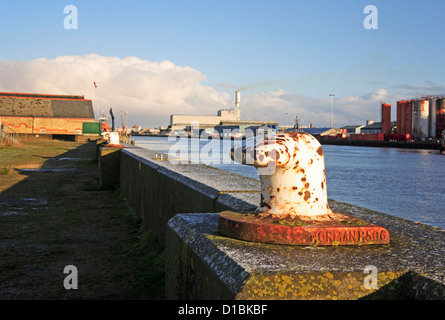 Une scène avec quai bollard par la rivière Yare en regardant vers le port de Great Yarmouth, Norfolk, Angleterre, Royaume-Uni. Banque D'Images