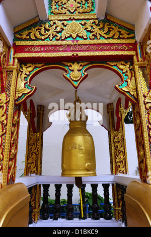 Prière géant bell et cloches de Wat Prathat Doi Suthep temple, Chiang Mai, Thaïlande Banque D'Images