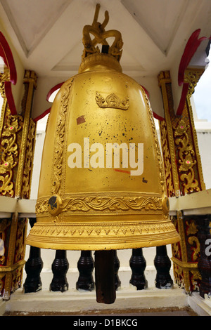 Prière géant bell et cloches de Wat Prathat Doi Suthep temple, Chiang Mai, Thaïlande Banque D'Images