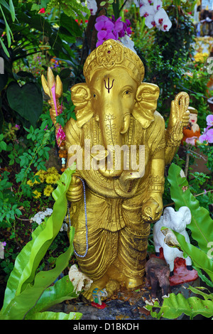 Statue d'or de la Thai dieu Phikanet Phra (aka Ganesh ou Ganesha) du Wat Prathat Doi Suthep temple, Chiang Mai, Thaïlande Banque D'Images