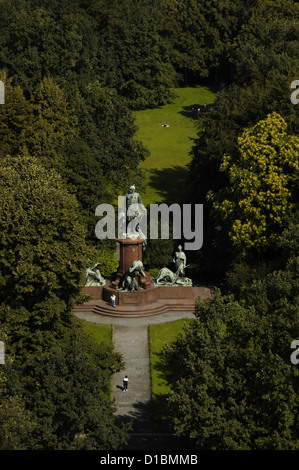 L'Allemagne. Berlin. Vue aérienne du parc Tiergarten avec le mémorial à Otto von Bismarck (1815-1898) au centre. Banque D'Images