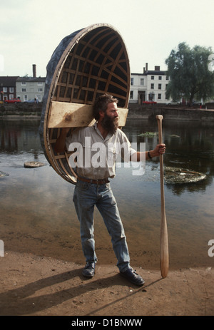 Homme barbu avec bateau coracle, fleuve Severn, Bewdley, Worcestershire. L'Angleterre Banque D'Images