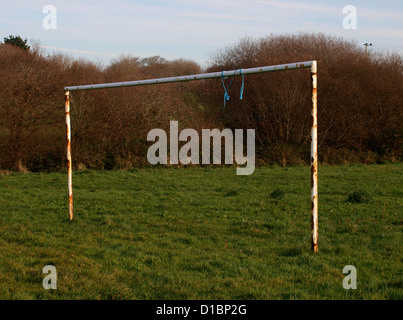 Old rusty poteau de but sur un terrain de jeu public, Cornwall, UK Banque D'Images