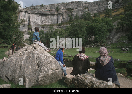 Malham Cove, Yorkshire, Angleterre - une famille s'asseoir et regarder le cove Banque D'Images