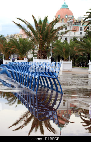 Jour de pluie sur la Promenade des Anglais à Nice Ville Banque D'Images