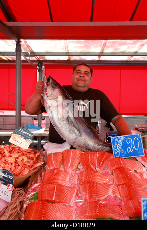 Pêcheur dans le populaire marché de la libération à Nice Ville Banque D'Images